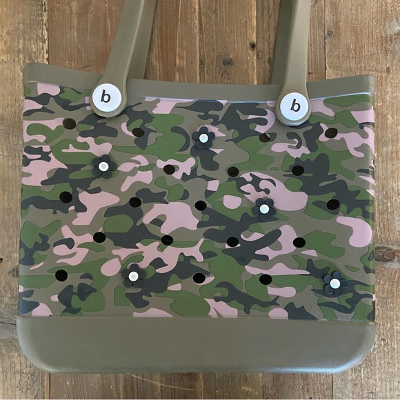 BOGG BAG CAMO DURABLE TOTE WATERPROOF WITH FLOWER CHARMS - Picture 6 of 10
